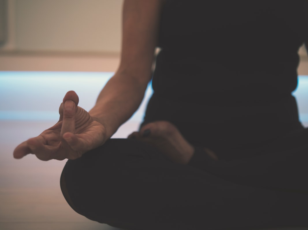 Espacio de yoga con plantas naturales
